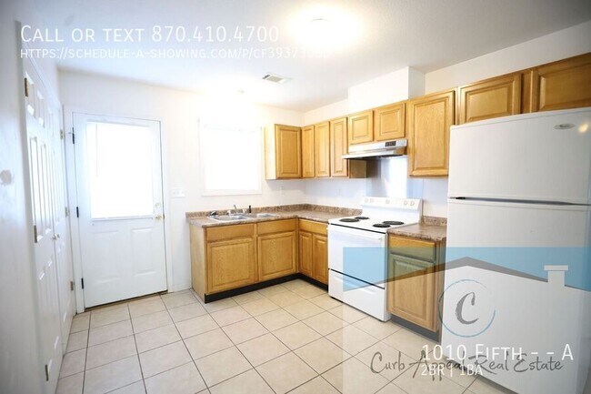 Building Photo - Move in special $500!! Spacious 2 bed, 1 f...