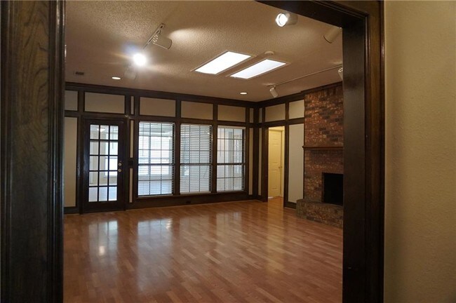 Foto del edificio - 4101 Emerson Dr
