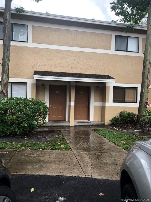 210 Palm Cir E Unit 210, Pembroke Pines, FL 33025 Condo for Rent in
