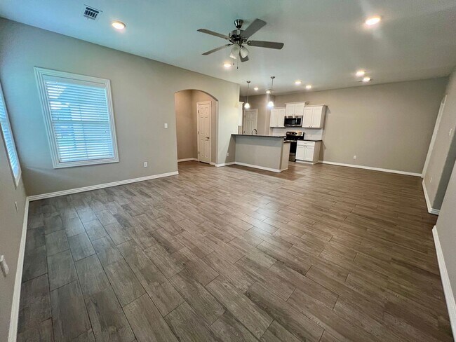 Building Photo - Beautiful 3 Bed/2 Bath Single Story Duplex...