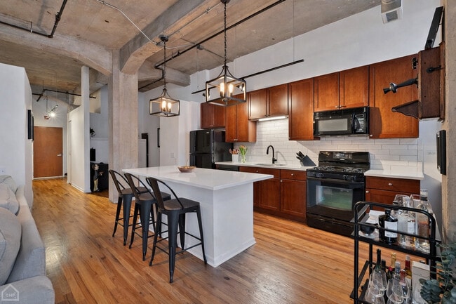 Building Photo - 210 S Desplaines St