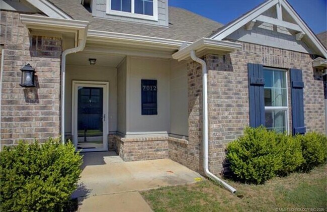 Building Photo - Welcome to this cozy home!