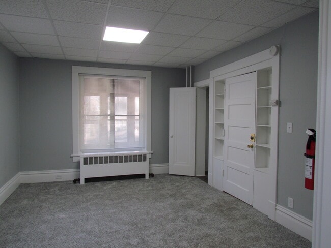 Building Photo - 327 E Cherry St