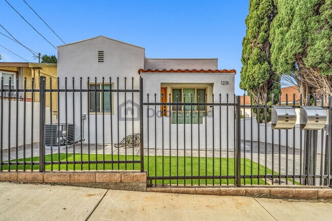 Building Photo - 1231 Hyperion Ave