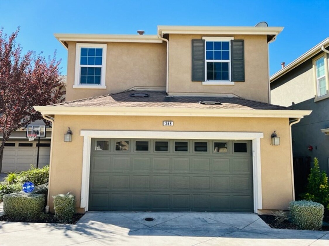 Primary Photo - Beautiful 3BD/2.5BA, Newer Built, Single F...