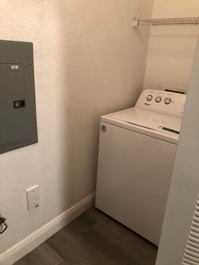 Foto del edificio - 330 Crestwood Cir