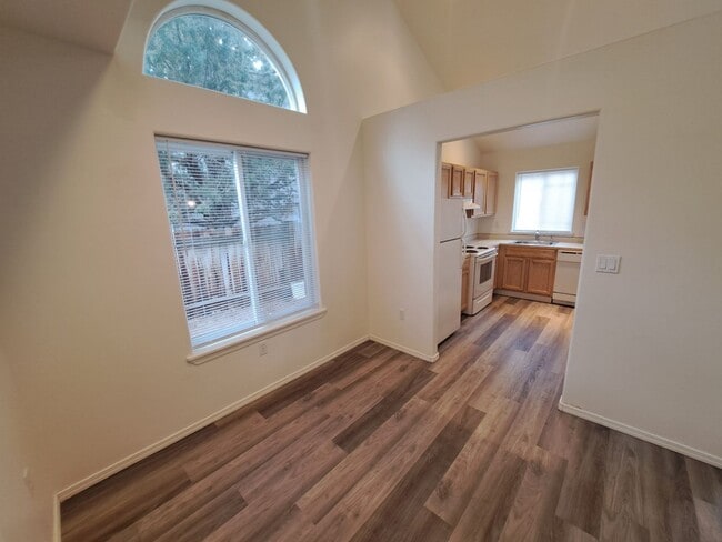 Foto del edificio - 2 Bed/2 Bath Apartment in NE Bend - Worthington Court