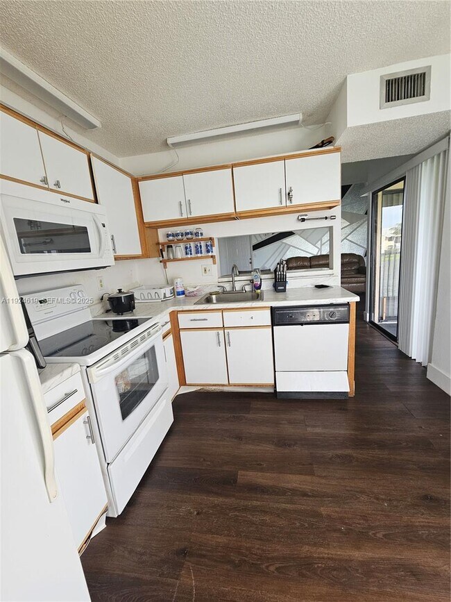 Building Photo - 1002 Adams Ave