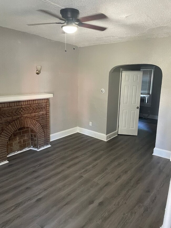 Foto del edificio - Three-Bedroom Home In Baltimore