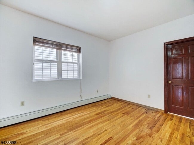Foto del edificio - 921 Paterson Plank Rd