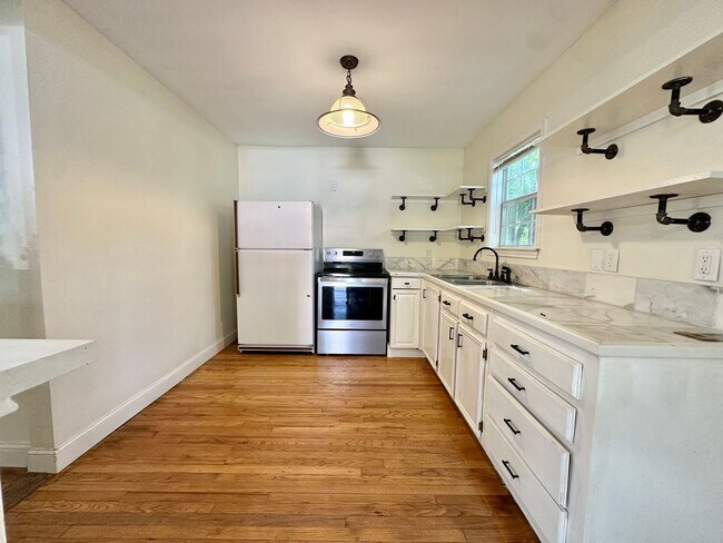 Foto del edificio - COMING NOVEMBER 2025 - Charming 2-Bedroom ...