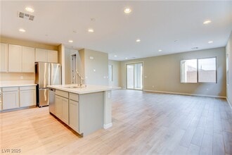 Building Photo - 11840 Pelican Butte Ave