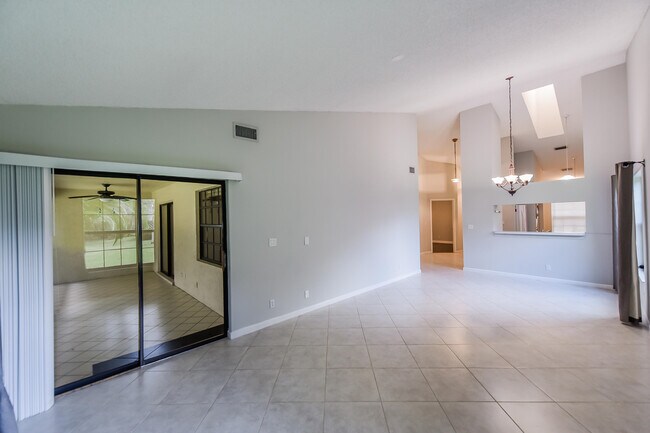 Building Photo - 425 Ashwood Pl