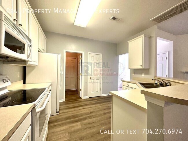 Building Photo - Gorgeous 2BR/@2.5/BA Townhouse Mill Creek!