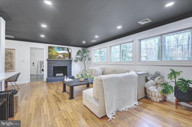 Building Photo - 93 Manhasset Trail