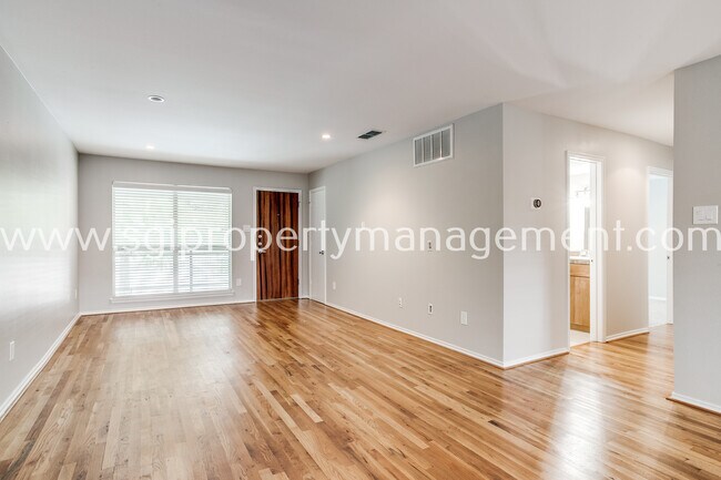 Foto del edificio - 4616 W Lovers Ln