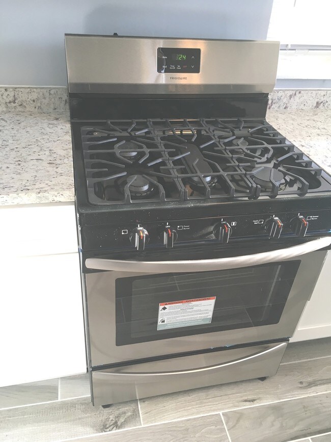 Building Photo - 146 Hemlock St