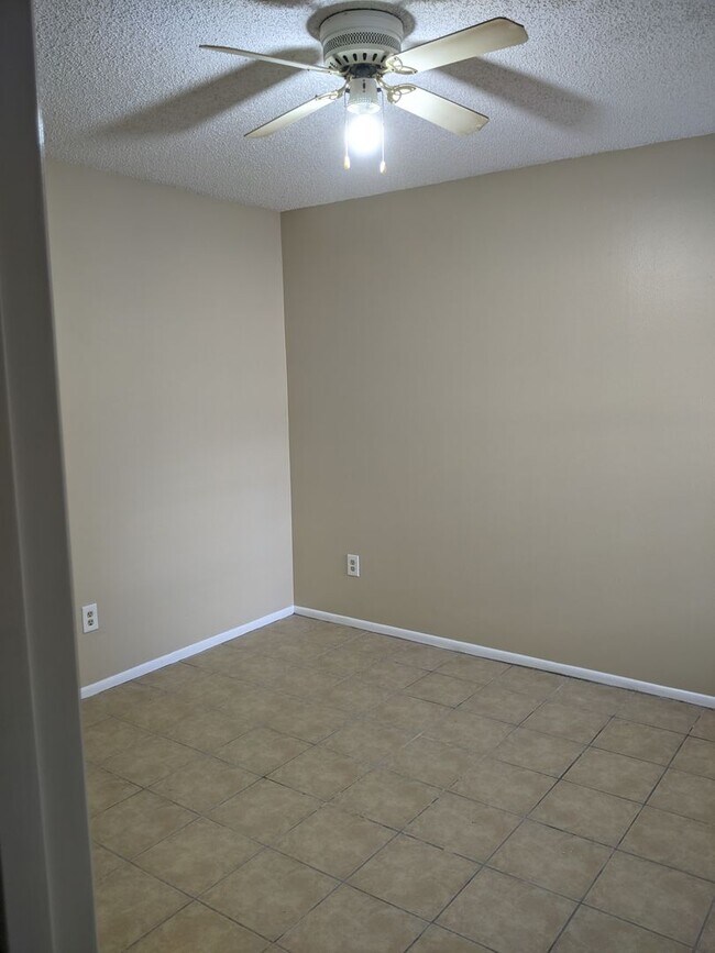 Foto del edificio - Oakwood Villas - Two Bedroom Two Bath Town...