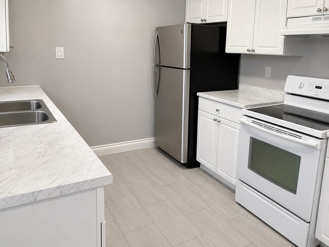 Building Photo - 396 Fleetwood Dr