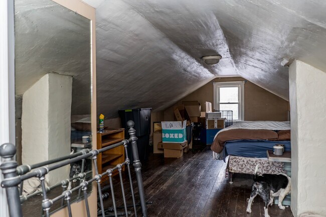 Building Photo - Centrally located bungalow!