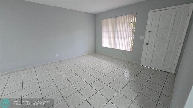 Foto del edificio - 1874 NE 161st St