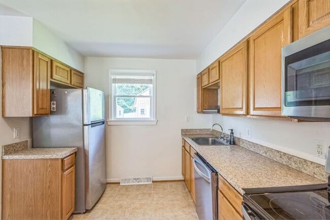 Building Photo - 8265 Warren Dr