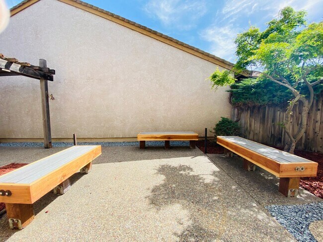 Building Photo - Fabulous 3 Bedroom Home!