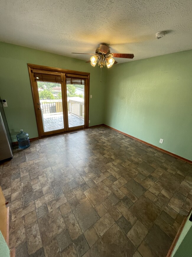 Dining area - 1013 Cedar St