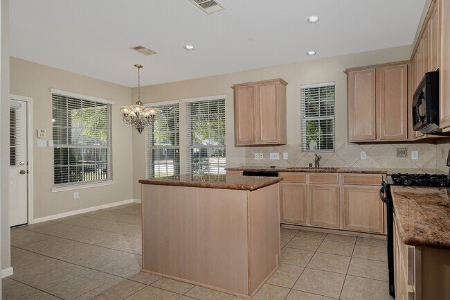 Building Photo - 50 E Pipers Green St