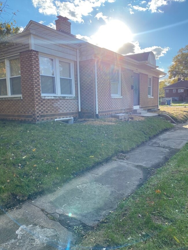 Building Photo - AMAZING BRICK HOME LOCATED CLOSE TO EVERYT...