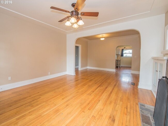 Foto del edificio - Amazing Well Kept Secret! 4bed 1.5bath Bungalow!