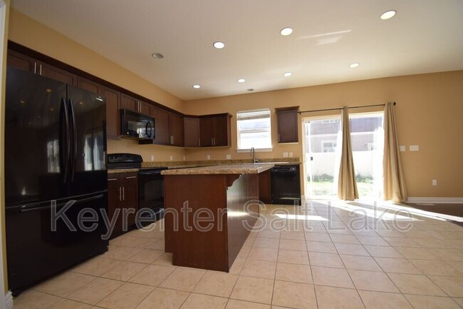 Building Photo - 913 Delorean Ln