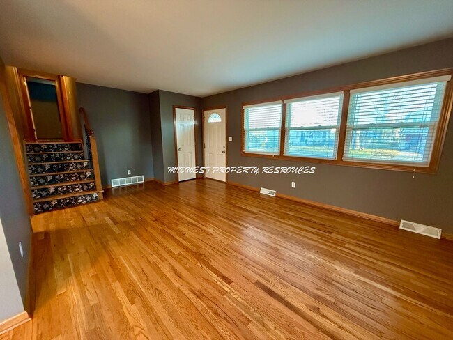 Foto del edificio - Charming 3 Bedroom Home with Finished Lower Level, Fenced Yard & 1-Car Garage