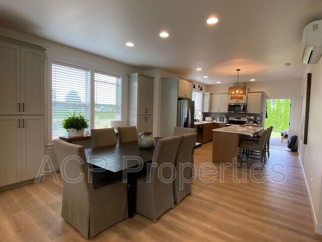 Building Photo - 1285 Salix Ln