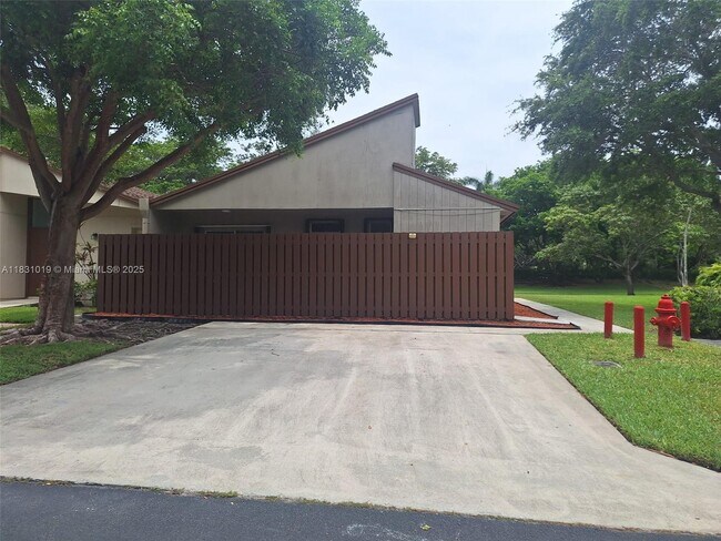 Foto del edificio - 22280 Timberly Dr