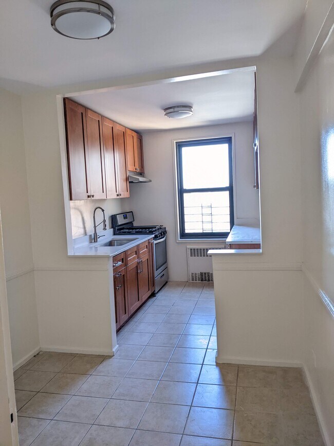 Eat in Kitchen - 6384 Saunders St