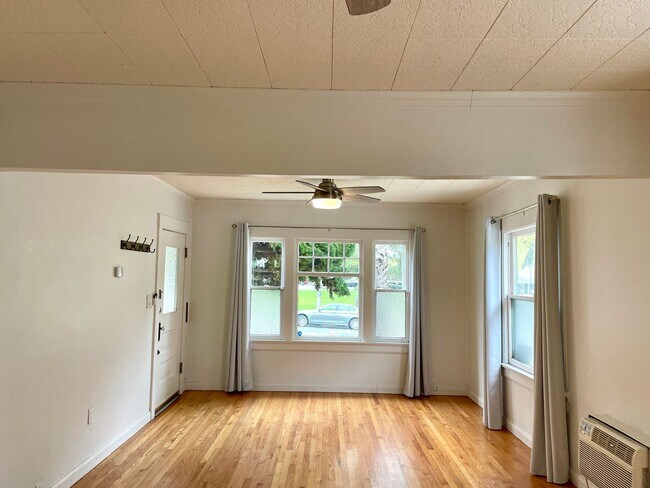 Building Photo - Great 3B/1BA Home in University City acros...