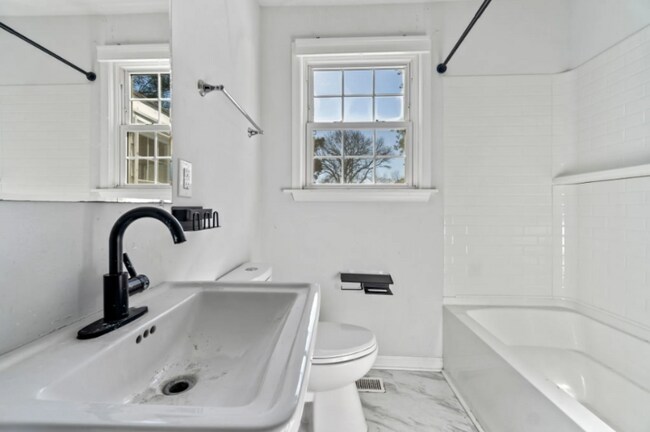 Foto del edificio - 4865 Hampshire Ave