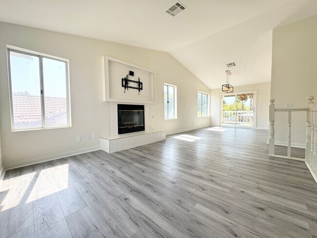 Building Photo - AVAILABLE NOW!!! 4 Bed/ 3 Bath Home with P...