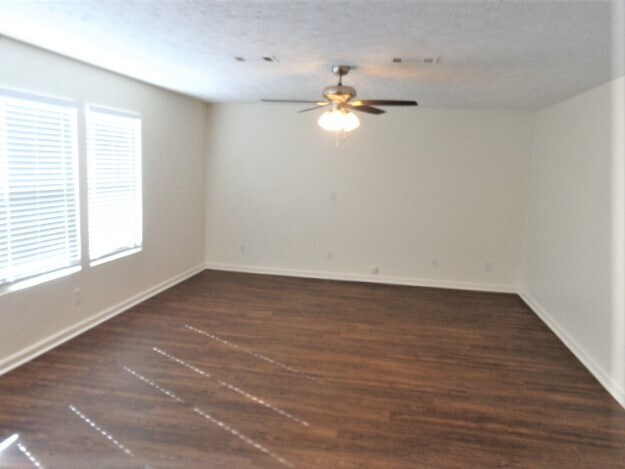 Foto del edificio - 5735 Roxbury Drive