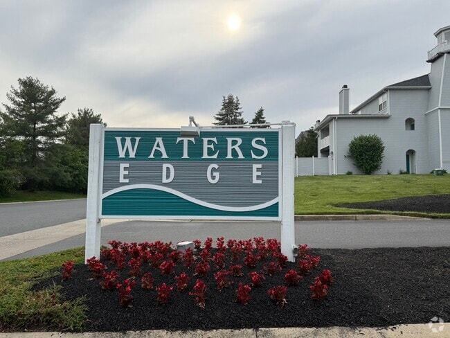 Building Photo - 1301 Waters Edge Dr