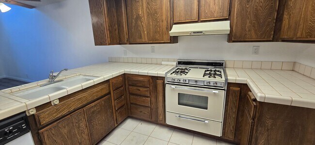 Building Photo - East Ventura Condo - One Bedroom Loft