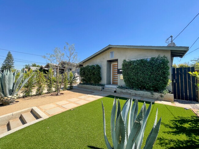 Building Photo - 958 Camulos St