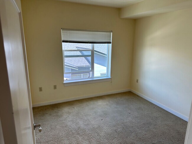 Foto del edificio - Light and Bright Top floor 1bd 1bath Condo!