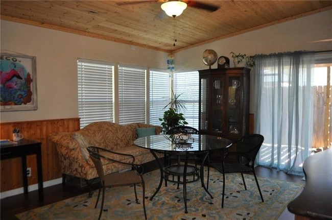 Building Photo - 108 Maple Dr