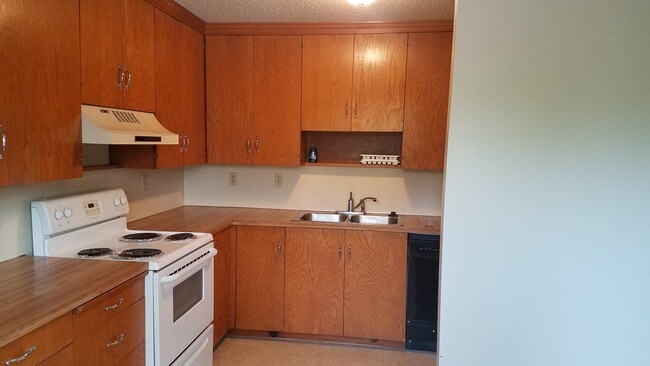 Kitchen - 639 N University Ave