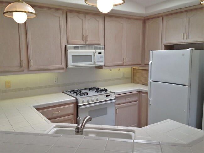 Building Photo - 3 Bedroom 2-1/2 Bathroom North Grover Beac...