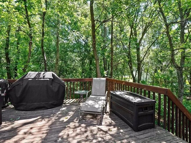 Building Photo - Section 8 Approved, 6 bedroom, 3 Bath Sing...