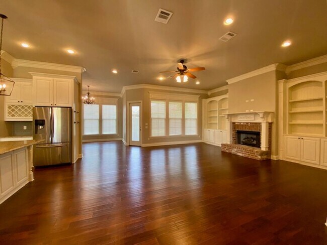 Building Photo - Beautiful 3 Bedroom 2 Bath Home in Lost Ri...