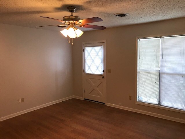 Foto del edificio - 2601 Plum Rd